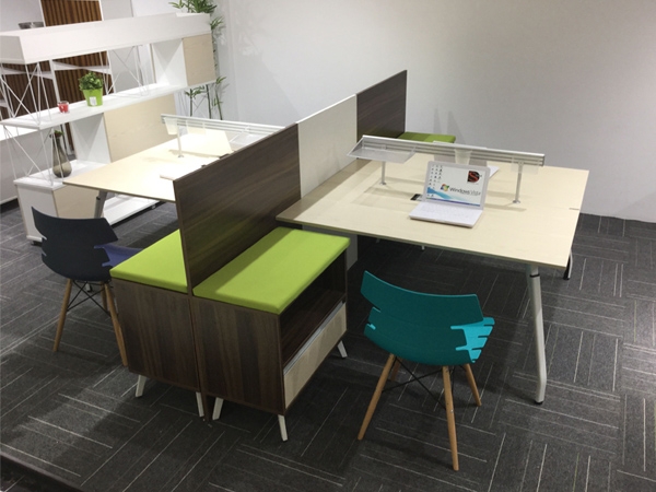 員工(gōng)卡位桌